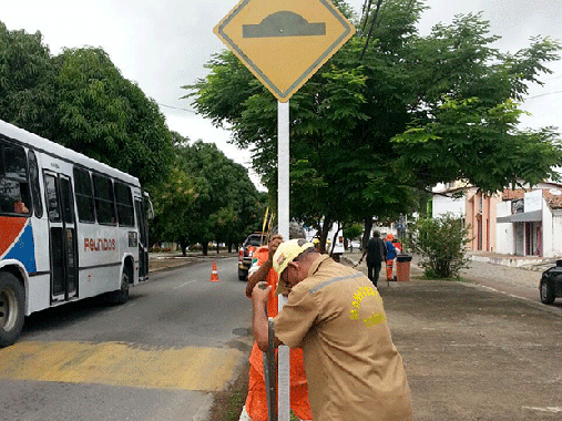 FOTO: Trabalho de recuperação de sinalização prossegue nas ruas da cidade