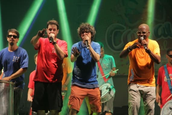 Monobloco animou foliões com o som contagiante da sua percussão e blocos invadiram às ruas