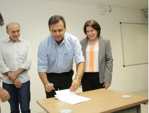 Carlos Eduardo assina projeto de lei que autoriza criação do Parque Industrial Metrópole Digital