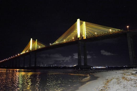 Prefeitura do Natal ilumina monumentos em alerta sobre acidentes de trânsito