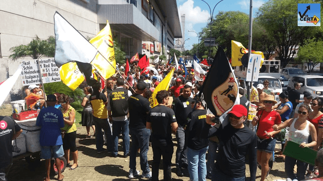 FOTOS: Manifestantes bloqueiam Salgado Filho e partem em passeata com destino sul; trânsito inicia caos