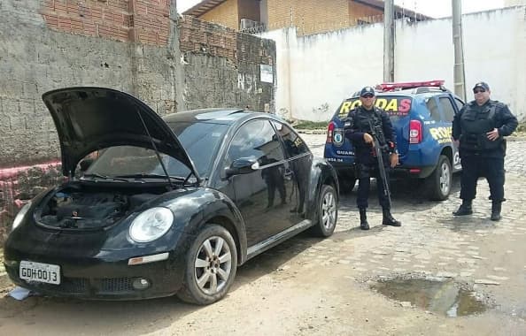 Guardas municipais recuperam carro roubado em arrastão em casa no bairro de Candelária