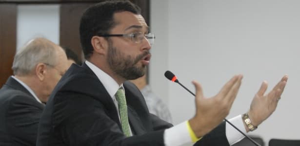 É MOLE? Flu ainda se irrita com provocações sobre tapetão e ameaça de processo