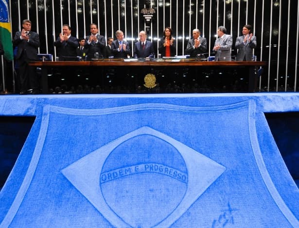 "SÓ VOLTA QUANDO MERECER": Faxineiro que desenha bandeira no Senado retira lema "ordem e progresso"