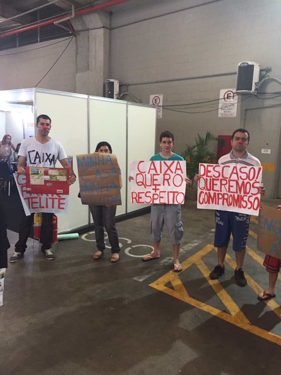 Clientes em Natal protestam contra obras paradas do Minha Casa Minha Vida