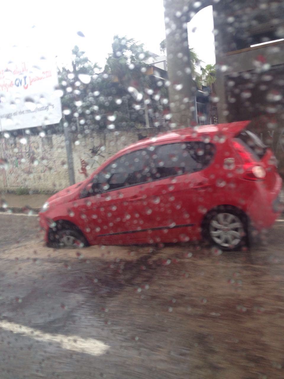 FOTO: Carro caiu em bueiro na Avenida Salgado Filho na manhã desta segunda