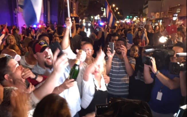 Em Miami, cubanos saem às ruas em festa para comemorar a morte de Fidel Castro
