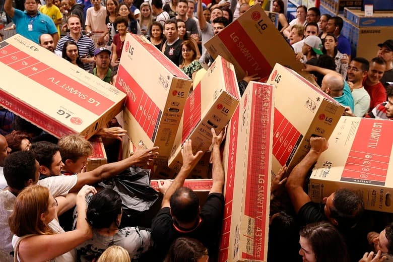 FOTOS: Promoções da Black Friday levam multidões às lojas e provocam correria