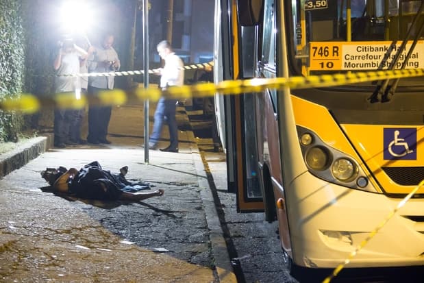 Homem viaja 440 km para matar ex-mulher, executa-a em ônibus, sofre AVC e morre em SP