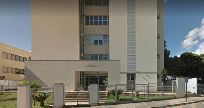 Homem invade fórum para matar juiz que mandou prendê-lo e é morto por segurança