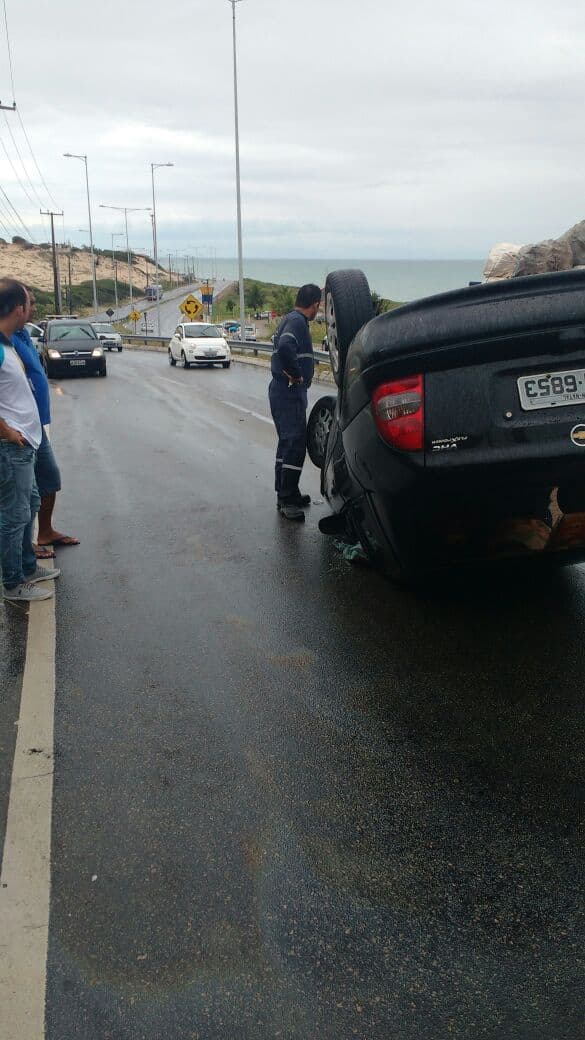 FOTOS: Capotamento na Via Costeira no início da tarde desta sexta-feira