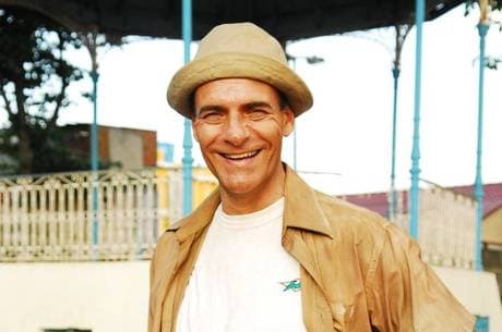 FOTOS: Galã da TV nos anos 80, ator Mário Gomes vende lanche na praia para complementar renda e se sustentar