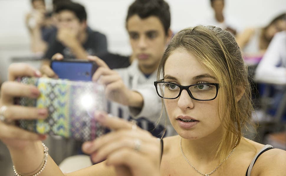 OBJETIVIDADE OU PREGUIÇA (PARA REFLETIR): Estudantes trocam anotações em cadernos por foto da lousa no celular