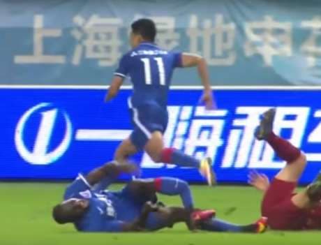 FOTO FORTE: Ex-Chelsea, jogador quebra a perna em clássico chinês