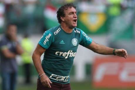 Cuca vira sócio-torcedor da Chape e espera legado de paz no futebol