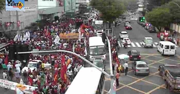 FOTOS: Manifestantes contra reformas da Previdência e Trabalho interditam Salgado Filho em direção a praça de Mirassol