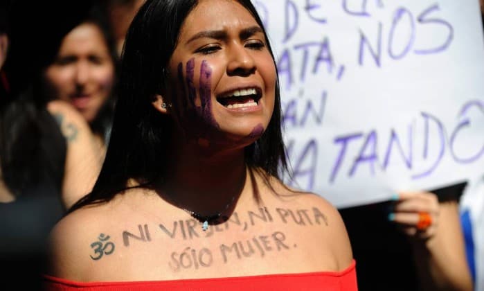 Buenos Aires aprova multa para quem cantar mulheres na rua