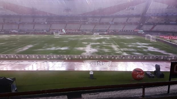 FOTO: "Dilúvio" castiga Buenos Aires, e gramado de Argentina x Brasil vira piscina