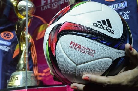 Receita aperta até jogador de futebol para ajustar contas do governo; dinheiro obtido em propagandas na TV terá imposto ampliado
