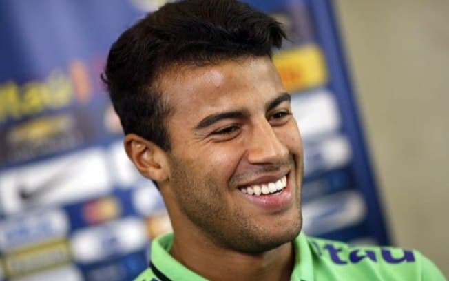 Com lesão muscular, Rafinha também pode ser cortado da seleção brasileira