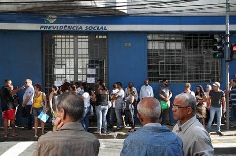 Postos do INSS vão abrir aos sábados para exames de revisão dos auxílios-doença