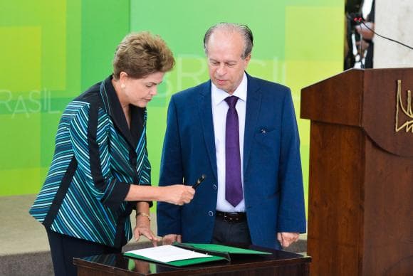 Dilma defende Petrobras e diz que ajuste não vai cortar programas do MEC