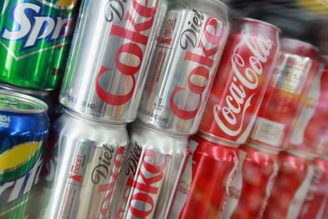 Consumo diário de refrigerante diet aumenta risco de derrame e demência, indica estudo