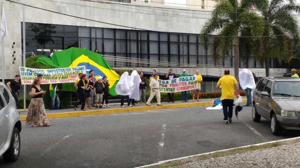 Manifestantes protestam em frente a Assembleia contra a corrupção, impeachment e cargos fantasmas