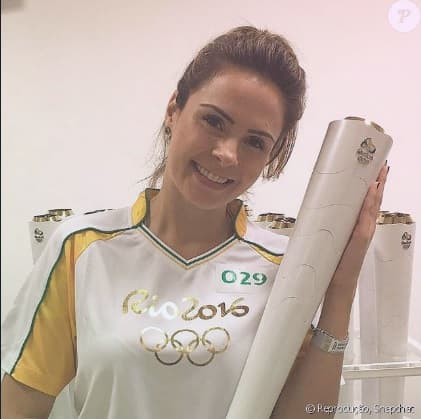 "MOMENTO HISTÓRICO": Ex-BBB Ana Paula carrega tocha olímpica em Fortaleza
