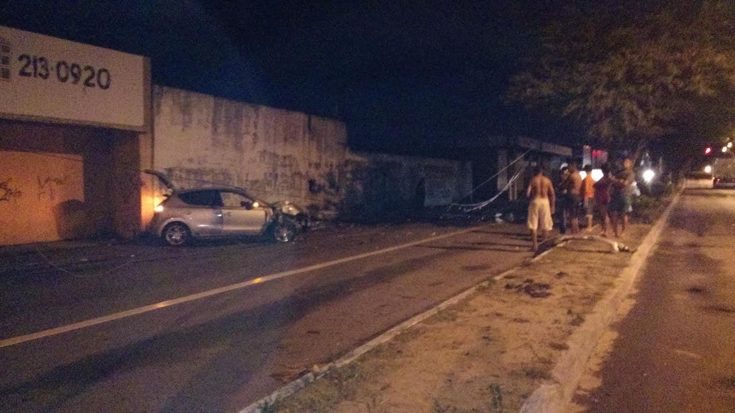 FOTO: Carro bate em posta na Bernado Vieira e região fica sem energia