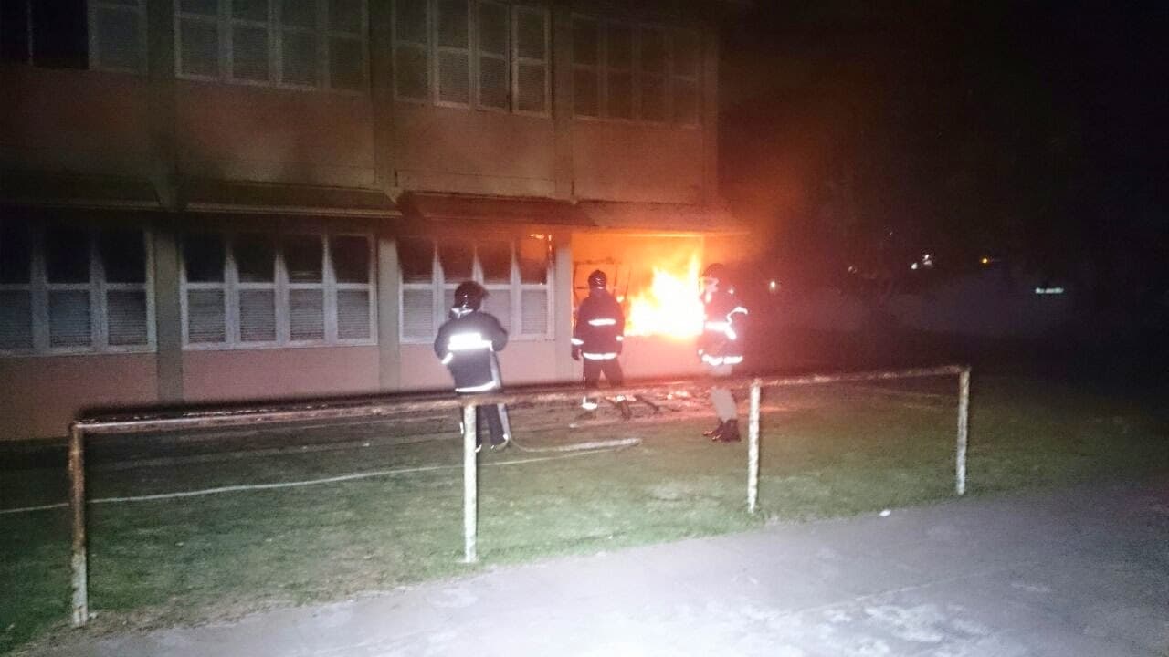 FOTO: Bombeiros atendem ocorrência de incêndio no CAIC de Parnamirim