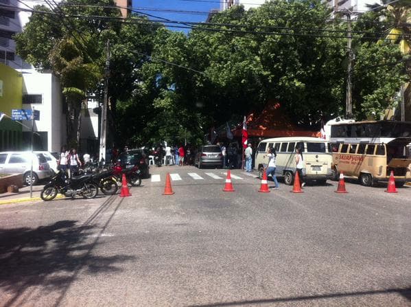FOTO: Sinsenat realiza protesto em frente a Câmara Municipal e interdita totalmente via
