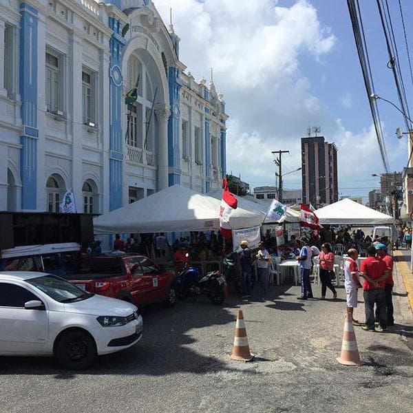 FOTOS: Servidores de Natal acampam em frente ao Palácio Felipe Camarão
