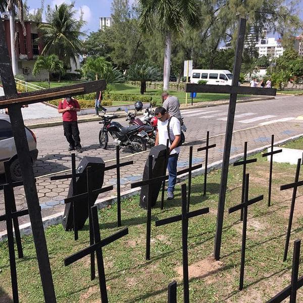 FOTOS: Com cruzes e caixões, protesto do sistema penitenciário do RN segue na Governadoria nesta quarta-feira
