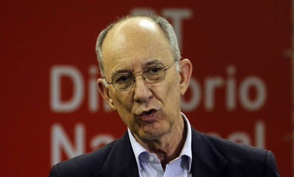 Em meio a crise, presidente do PT declara: ‘É hora de sambar’