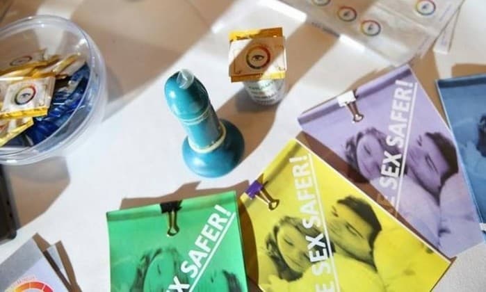Estudantes criam camisinha que muda de cor ao detectar doença sexualmente transmissível
