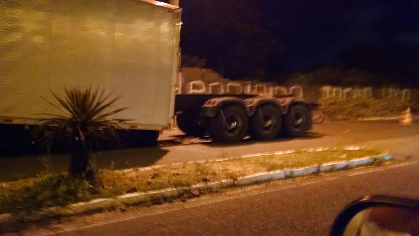 FOTOS: Eixo rompe e "baú" de carreta despenca em Nova Parnamirim
