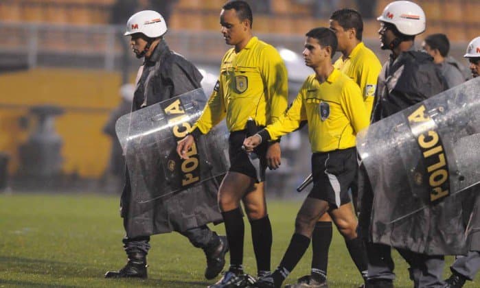 Brasil será pioneiro e terá vídeo no futebol para ajudar árbitros
