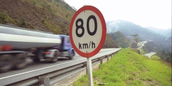 Limite de 80 km por hora nas cidades é alto, diz coordenadora da OMS
