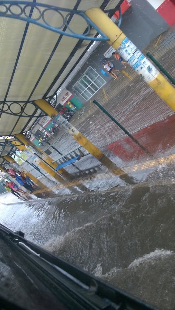 Chuvas nesta quinta em Natal provocam alagamentos e caos no trânsito e acessos de pedestres