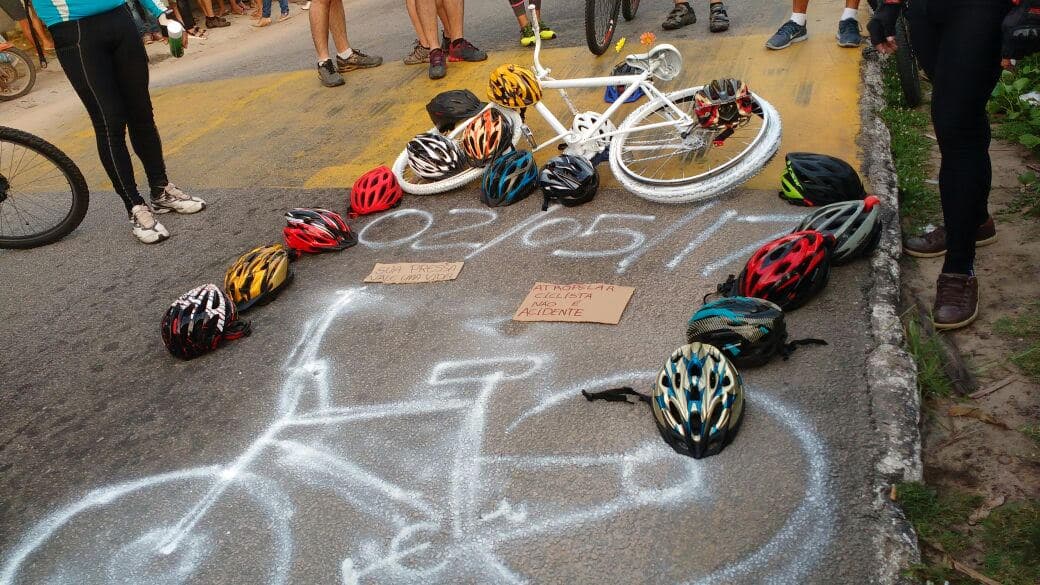 FOTOS: ciclistas fazem homenagem a operário do acidente envolvendo Luiz Almir e exigem rigor nas investigações