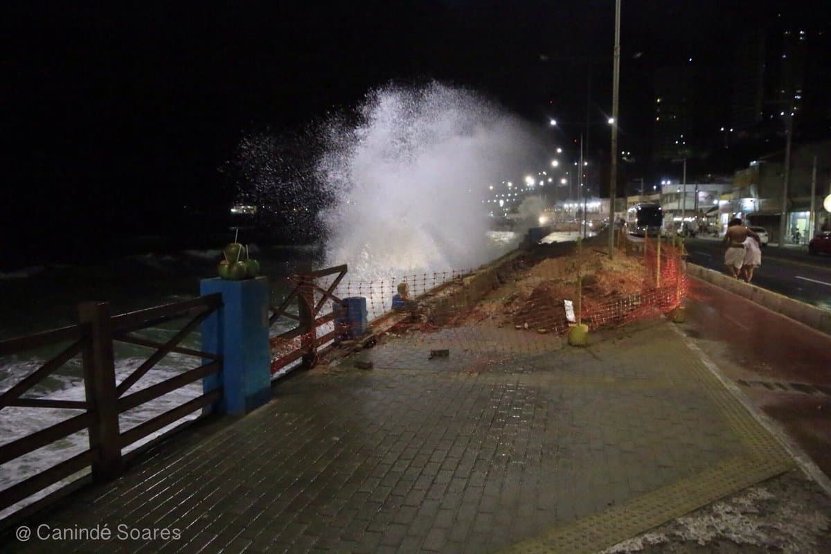 FOTO: Com a maré alta deste domingo, o calçadão da Praia do Meio está desmoronando