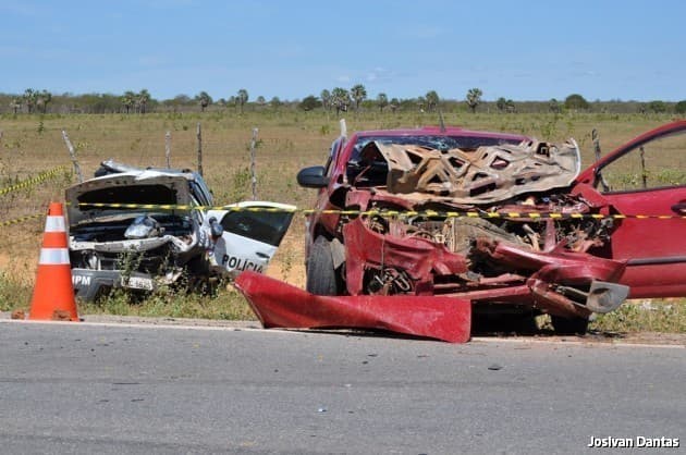 FOTOS: Colisão entre carro de passeio e viatura da PM deixa três feridos na BR-406, no município de Guamaré