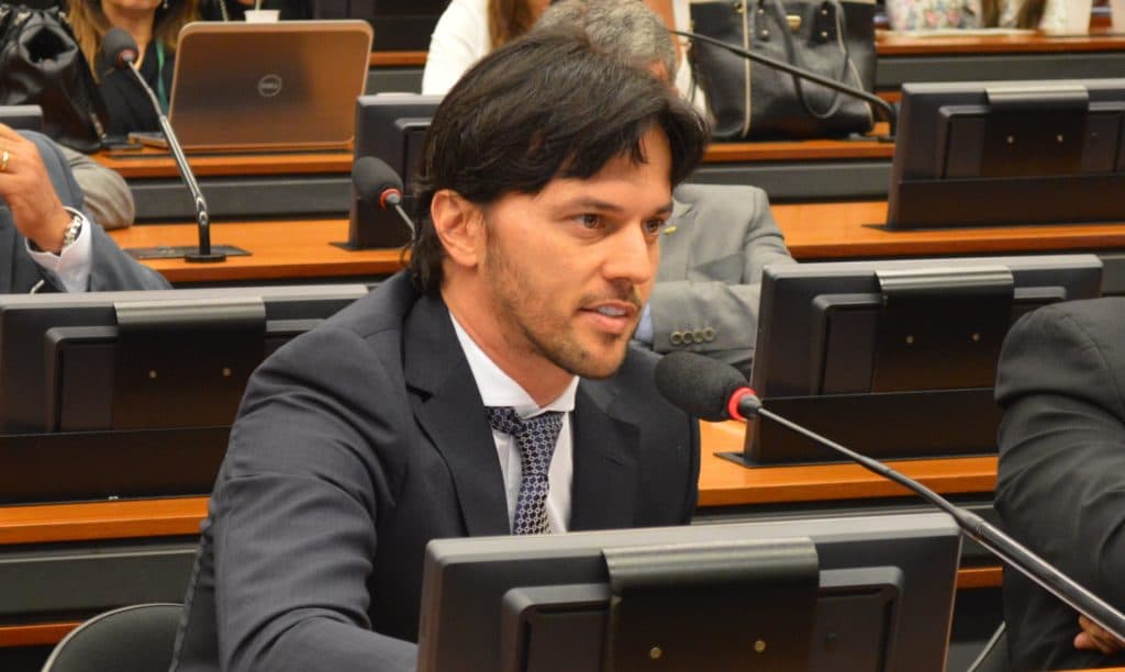 Comissão aprova projeto de Fábio Faria que exige vídeos contra pedofilia em cinema e aviões