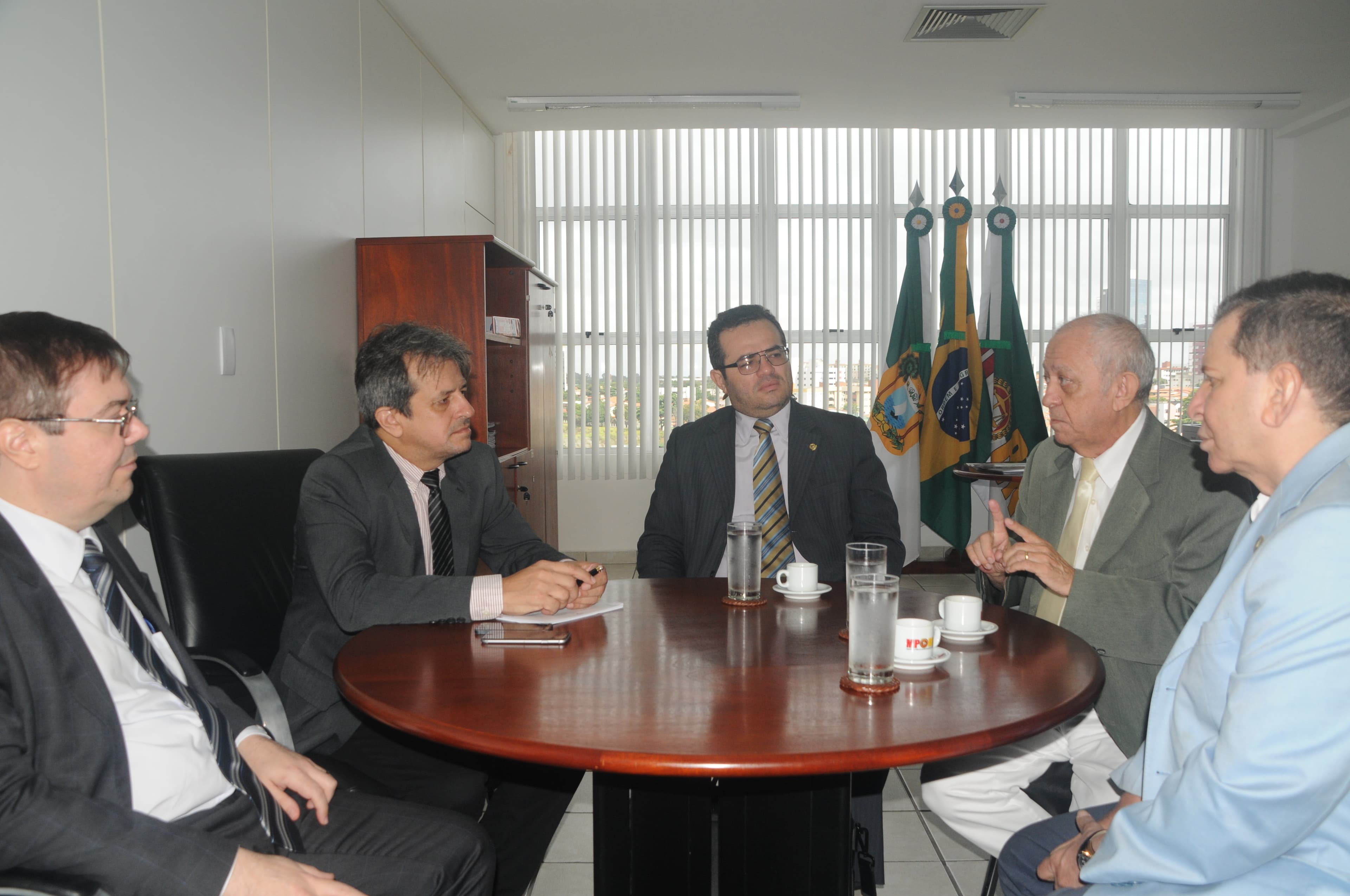 PGJ tem reunião com presidente da Câmara Municipal de Natal e recebe documento sobre cargos