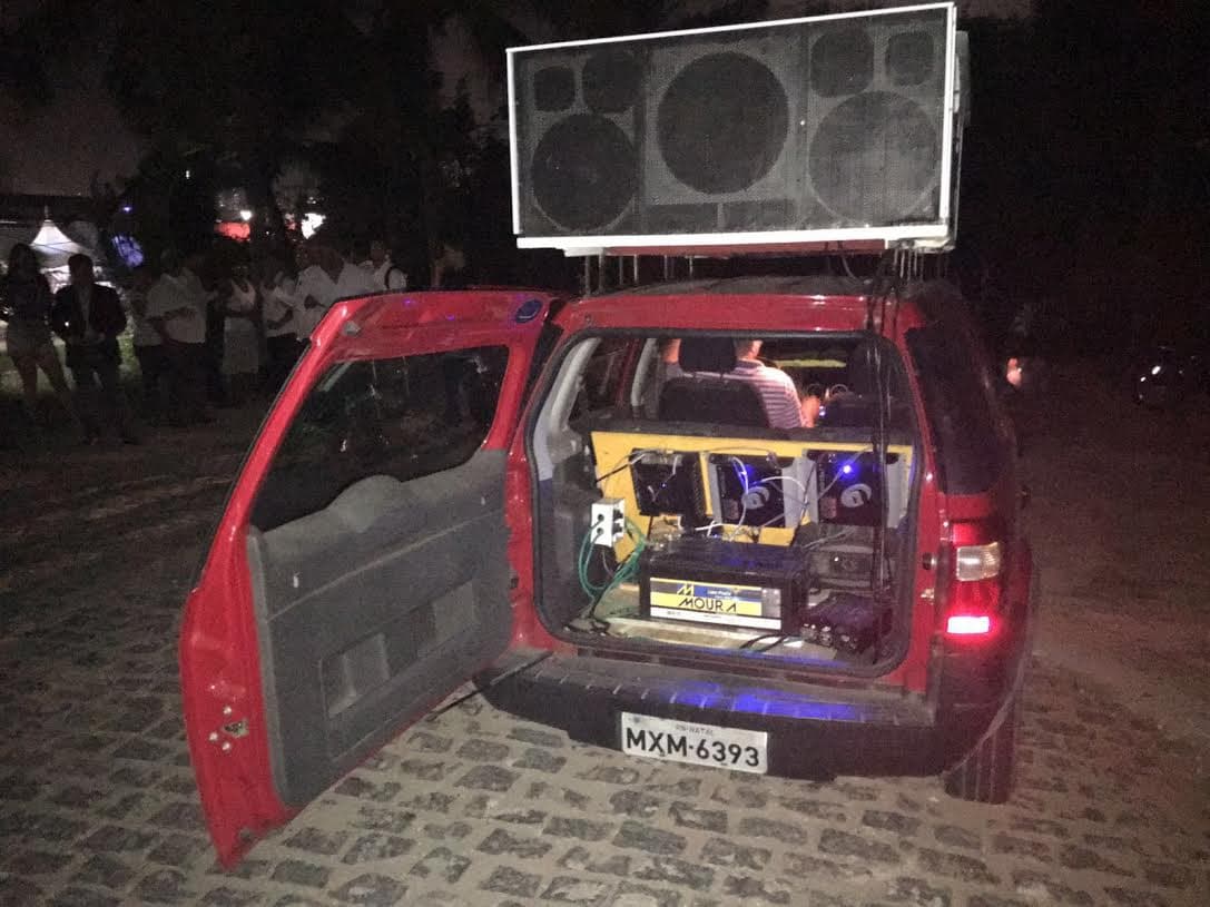 FOTOS: Funcionários da Choperia Devassa protestam em frente por causa de "salários atrasados"