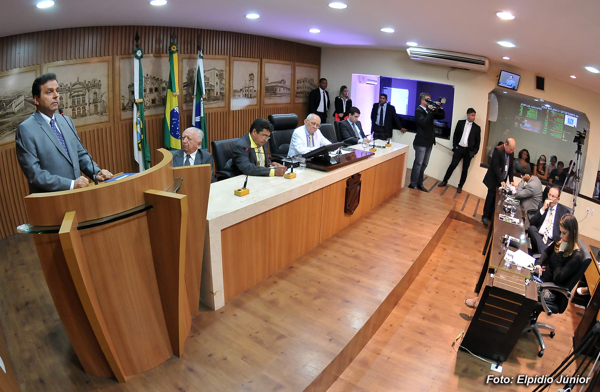 Prefeito Carlos Eduardo vai à Câmara apresentar plano para corte de gastos do Município