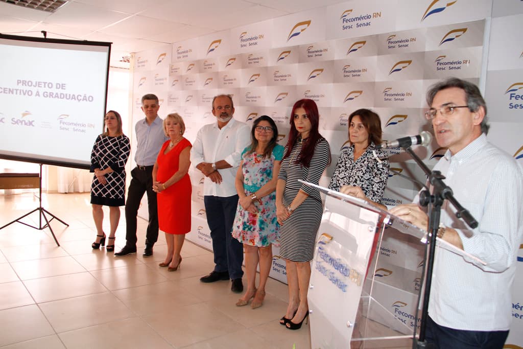 Fecomércio RN: Presidente Marcelo Queiroz entrega certificados a colaboradores beneficiados pelo Projeto de Incentivo à Graduação