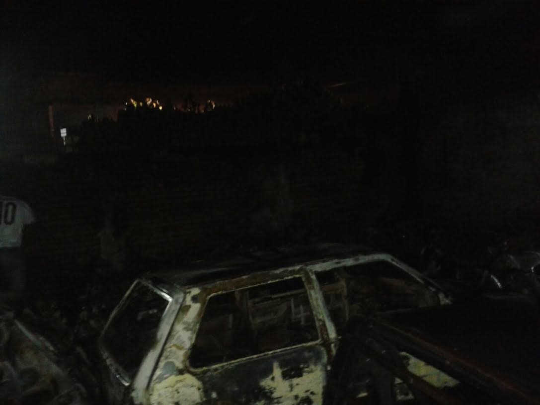 FOTOS: Incêndio no pátio do Detran na noite desta segunda destrói 83 motos e 6 carros