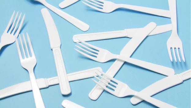 França proíbe venda de copos e pratos plásticos descartáveis